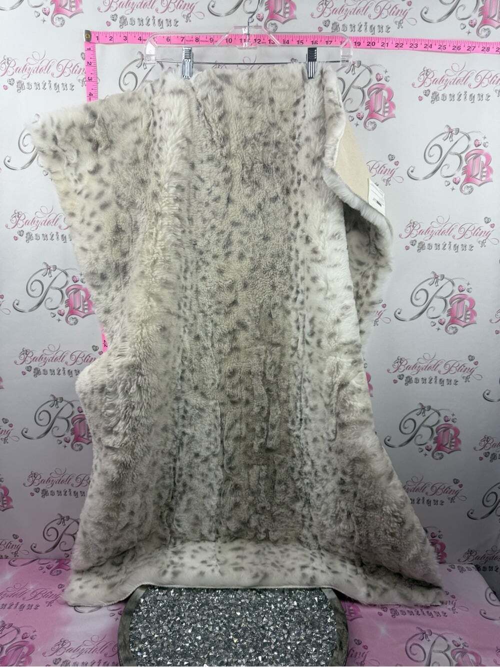 Silhouette home rug Matt Luxury Faux Fur Throw Blanket - Cream and Gray